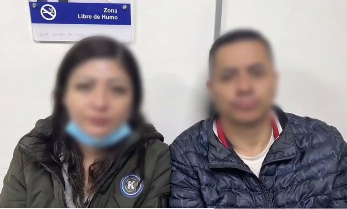 Imagen de los dos capturados por la Policía Metropolitana de Bogotá por, al parecer, robar a en las afueras del Aeropuerto El Dorado