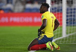 Colombia's Duvan Zapata reacts after missing a cance of goal against Uruguay during the South American qualification football match for the FIFA World Cup Qatar 2022, at the Gran Parque Central stadium in Montevideo on October 7, 2021. (Photo by PABLO PORCIUNCULA / various sources / AFP)