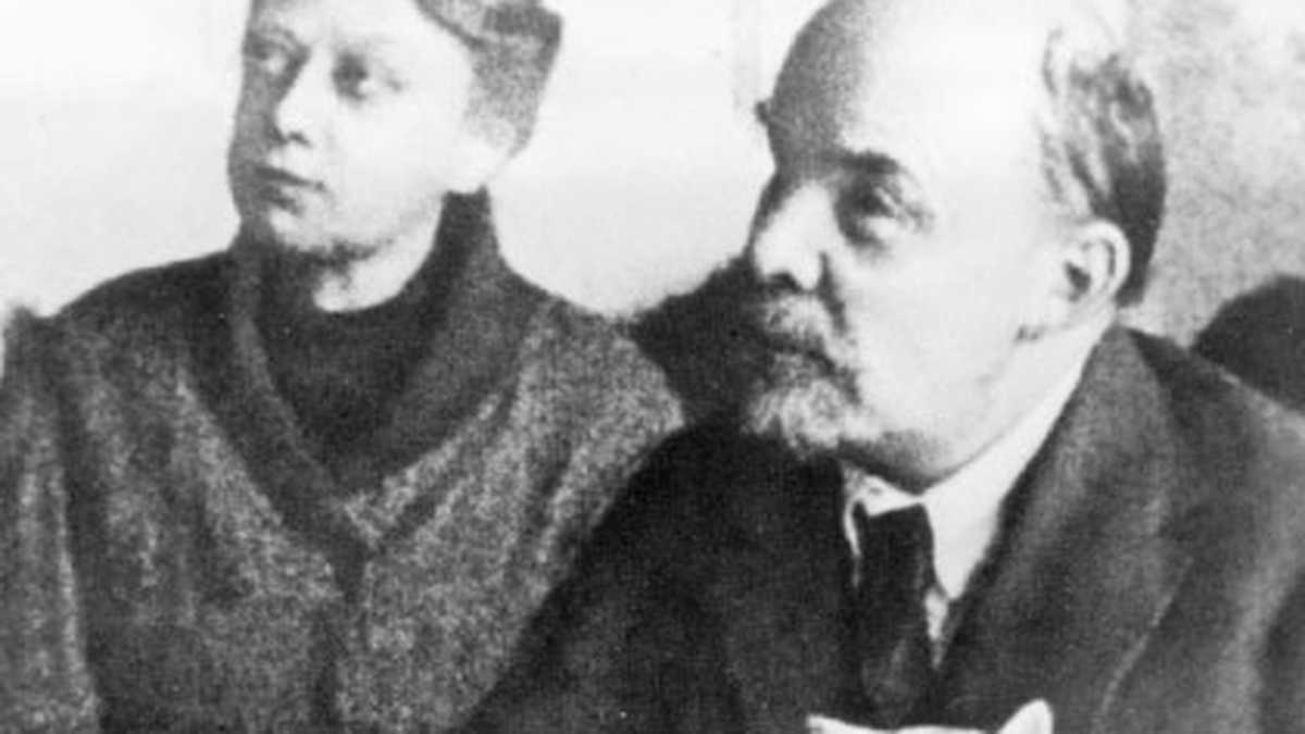 Vladimir Ilich Lenin vivió un ‘ménage à trois’ con su esposa Nadezhda Krúpskaya y su amante, Inesse Armand. Hoy ambas son consideradas heroínas de la revolución rusa. 