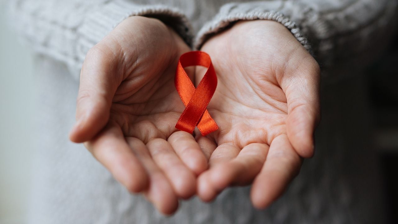 El lazo rojo fue creado en 1991 como el símbolo internacional del VIH/sida. En 1996 el Programa Mundial de Naciones Unidas para el VIH/sida (ONUSIDA) lo incorporó de manera oficial a su logotipo.