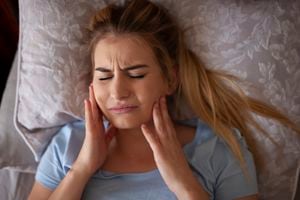 El bruxismo puede provocar dolor intenso en la mandíbula y dificultad para conciliar el sueño.