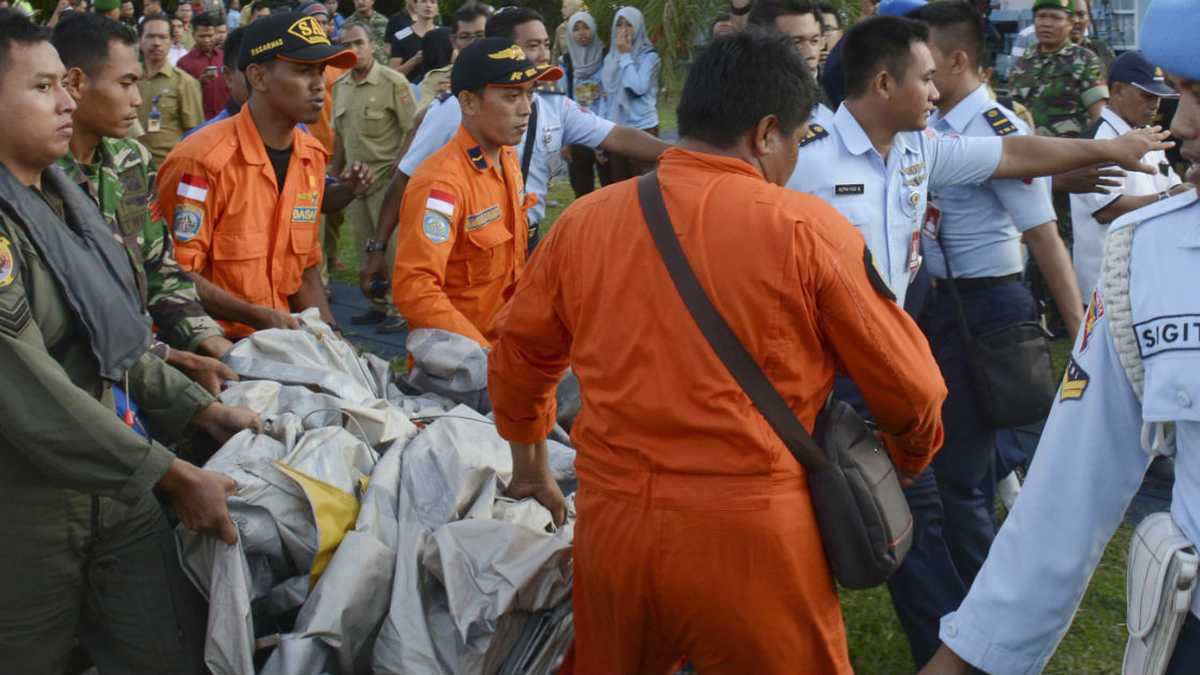Los cuerpos de los pasajeros del avión de AirAsia fueron encontrados este martes.