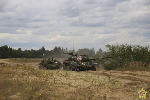 un tanque bielorruso rueda durante las maniobras de una semana con combatientes mercenarios de la compañía militar privada Wagner que se llevarán a cabo en un campo de tiro cerca de la ciudad fronteriza de Brest, Bielorrusia.