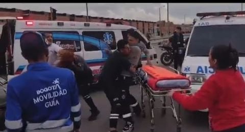 Funcionarios de ambulancias se fueron a los puños y patadas por ver quién atendía a un paciente accidentado en Bogotá. El hecho causó estupor en la comunidad. Foto tomada de redes sociales