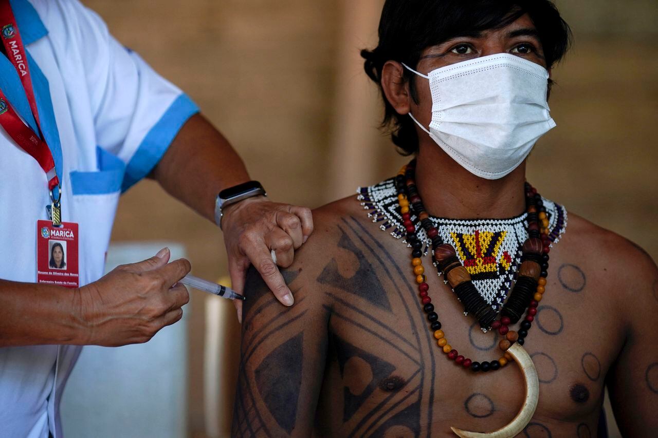 Un indígena guaraní es inoculado con la vacuna CoronaVac de Sinovac Biotech contra el COVID-19 en el campamento de la tribu Sao Mata Verde Bonita, en tierra indígena guaraní, en la ciudad de Marica, estado de Río de Janeiro, Brasil
