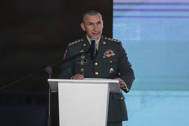 El comandante de las Fuerzas Militares de Colombia, Luis Mauricio Ospina, pronuncia un discurso durante el acto de disculpa pública del Gobierno por las ejecuciones extrajudiciales conocidas como "falsos positivos" en Bogotá y Soacha