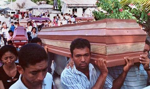 Los familiares cargan los ataúdes de los campesinos asesinados el 18 de enero de 2001 en la comunidad de Chengue, municipio de Ovejas, a unas 622 millas (1.000 km) al norte de Bogotá, Colombia. Al menos 130 campesinos han sido asesinados por grupos paramilitares de extrema derecha en lo que va de mes en Colombia. AFP PHOTO/El UNIVERSAL/Santiago Pérez (Foto por SANTIAGO PÉREZ / AFP)