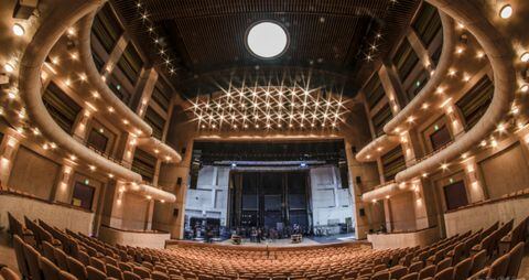 El escenario del Teatro Mayor Julio Mario Santo Domingo vacío. Se ve la parte de atrás del teatro.