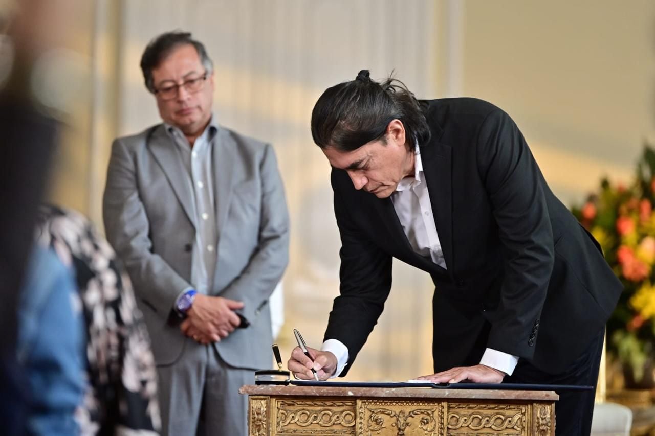 Presidente Gustavo Petro posesionó a Gustavo Bolívar como nuevo director de Prosperidad Social
