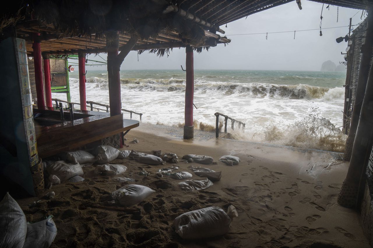 Un restaurante permanece cerrado antes de la llegada del huracán Norma a los Cabos, estado de Baja California, México.