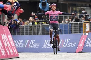 El colombiano Egan Bernal celebra mientras se acerca a la línea de meta para ganar la 16a etapa de la carrera ciclista del Giro de Italia, desde Sacile hasta Cortina D'Ampezzo, en el norte de Italia, el lunes 24 de mayo de 2021 (Massimo Paolone / LaPresse vía AP)