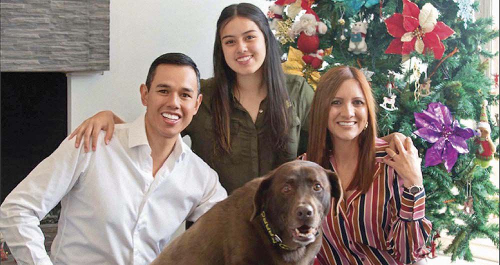 Diego Guauque, Gabriela, Alejandra y Marrón, el perro de la familia, que murió de cáncer un año antes del diagnóstico del periodista.