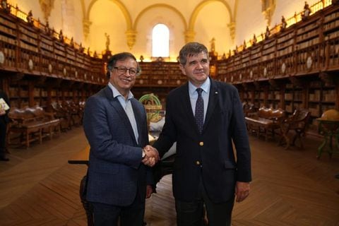 Presidente Gustavo Petro al recibir la Medalla de la Universidad de Salamanca, en España.