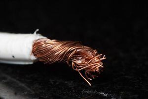 Las fibras de cobre se encuentran en la mayoría de cables eléctricos que empleamos.