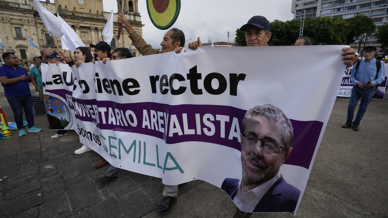 El Movimiento Semilla de izquierda, que postula a Bernardo Arévalo como candidato presidencial de Guatemala, cerró el miércoles su campaña electoral con la promesa de luchar contra la corrupción.