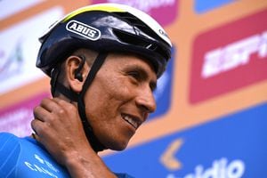 Nairo Quintana sonríe en el podio del Tour Colombia