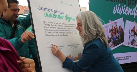 Ministra de Vivienda Catalina Velasco firmando el acuerdo de inversión pública para el mejoramiento de las viviendas