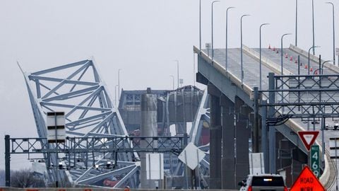 El puente Francis Scott Key colapsado se ve al fondo de la rampa de acceso al puente el 27 de marzo de 2024 en Baltimore, Maryland (Estados Unidos).  Foto de Anna Moneymaker / GETTY IMAGES NORTEAMÉRICA / Getty Images vía AFP.
