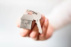 Agente inmobiliario dando llaves de casa