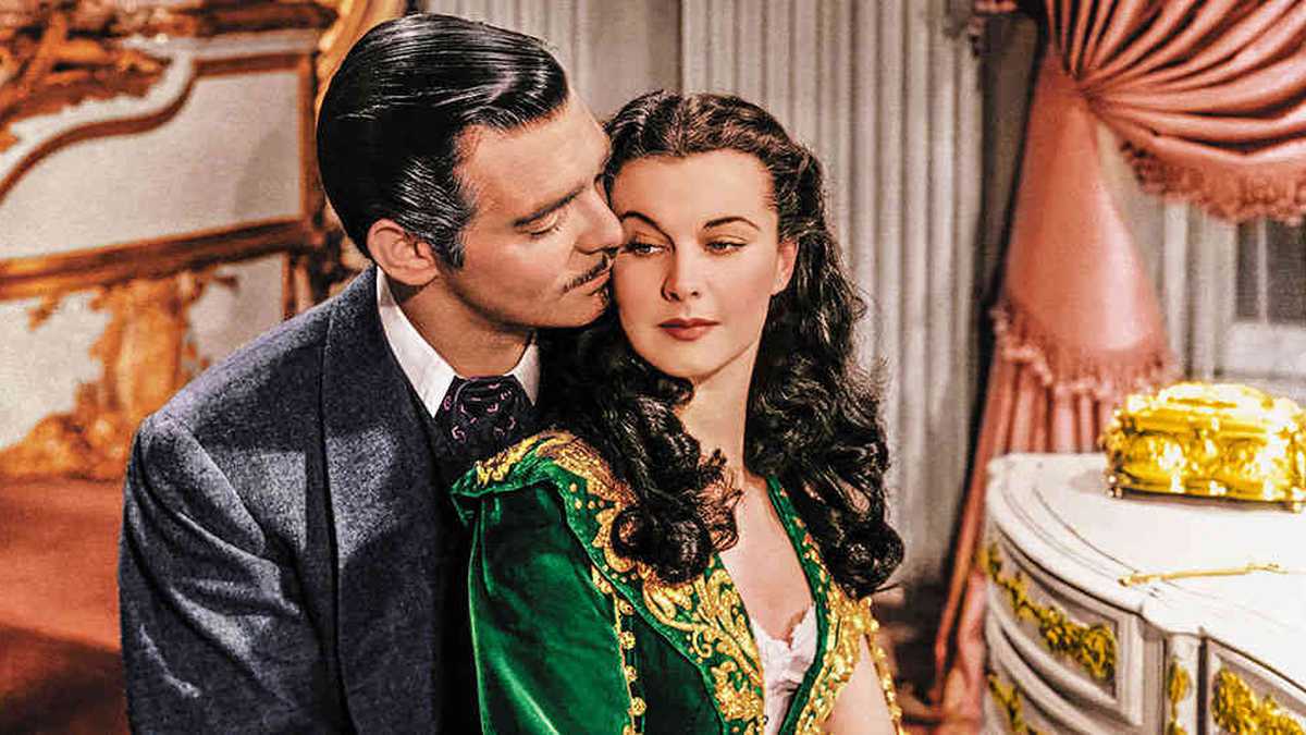 Una de las escenas más polémicas del filme ocurre cuando Rhett Butler (Clark Gable) viola a su esposa, Scarlett O’Hara (Vivien Leigh), quien al día siguiente amanece con una sonrisa de satisfacción sexual.