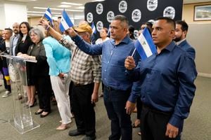 Isaías Martinez Rivas, el primer hombre vestido de azul desde la derecha, permanece parado junto a otros opositores políticos de Nicaragua recientemente liberados durante una rueda de prensa en la oficina de la alcaldesa del condado de Miami-Dade, Daniella Levine-Cava, el miércoles 15 de febrero de 2023. (AP Foto/Lynne Sladky)
