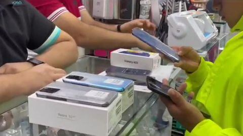 La Policía adelantó operativos en el centro de Cali, donde se comercializan estos celulares robados.