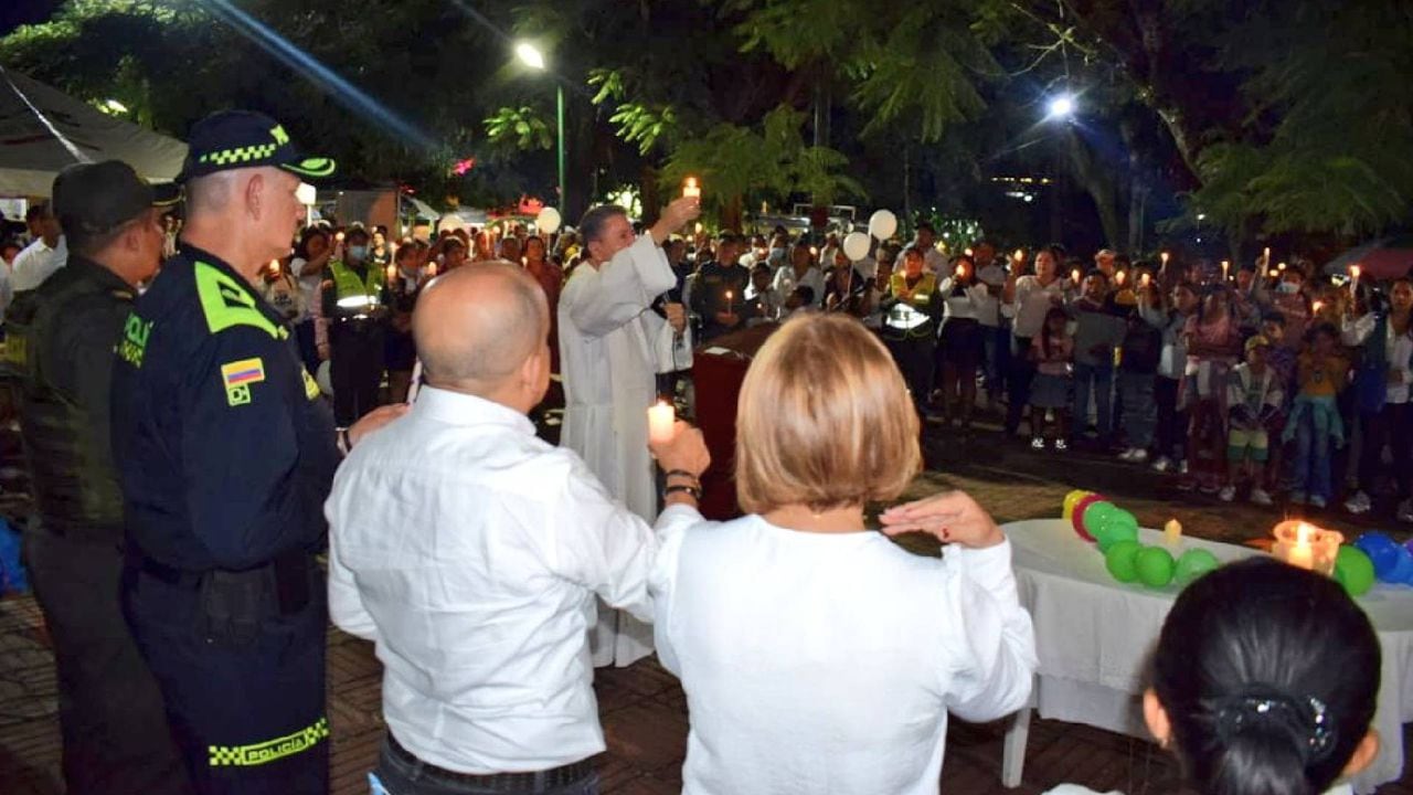 En la noche de este sábado de llevó a cabo una velatón por Karol Natalia en el parque principal del municipio de La Plata.