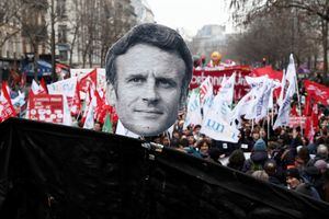 Un cartel con un retrato del presidente francés Emmanuel Macron, Francia el 19 de enero de 2023. 
