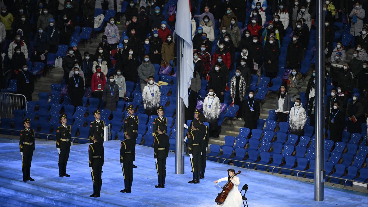 Un músico actúa durante la ceremonia de clausura de los Juegos Paralímpicos de Invierno de Beijing 2022 en el Estadio Nacional, conocido como el Nido de Pájaro, en Beijing el 13 de marzo de 2022.