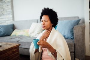 Uno de los tratamientos caseros para curar el dolor de garganta es con la preparación de té, como el de canela. Foto: Getty Images.