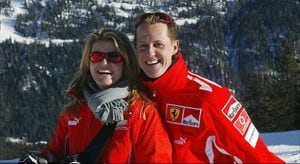Schumacher (der.) y su esposa, Corinna (izq.). El automovilista permanece en coma inducido desde que sufrió una lesión cerebral mientras esquiaba en los Alpes franceses, el 29 de diciembre del 2013.