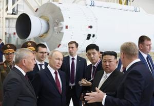 El presidente de Rusia, Vladímir Putin (segundo por la izquierda, delante) y el líder de Corea del Norte, Kim Jong Un (segundo por la derecha, delante), examinan un hangar de montaje de cohetes durante su encuentro en el cosmódromo de Vostochny. , a las afueras de la ciudad de Tsiolkovsky, a unos 200 kms (125 millas) de la ciudad de Blagoveshchensk, en la región de Amur, en el extremo oriente ruso, el pasado 13 de septiembre de 2023. (Artyom Geodakyan, Sputnik, Kremlin Piscina Foto vía AP, archivo)