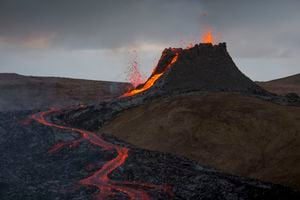 La lava fluye de la erupción de un volcán en la península de Reykjanes en el suroeste de Islandia. Foto: AP / Marco Di Marco.