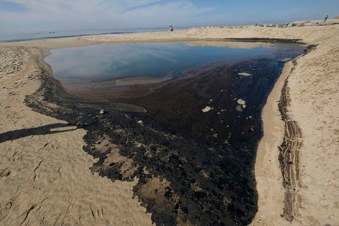 En Imágenes Derrame de petróleo llegó la playas de Huntington Beach, California