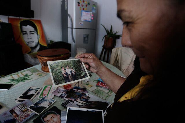 Doris Tejada era la única madre de los 'falsos positivos', que luego de 16 años, no había podido recuperar los restos de su hijo, Óscar Morales Tejada. Doris lleva la imagen de su hijo tatuada en su brazo derecho y en sus sueños no se desdibuja la última sonrisa que recuerda de Óscar.