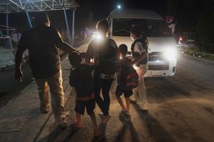 Los agentes de inmigración mexicanos detengan a un migrante centroamericano que forma parte de una caravana que se dirige al norte en Huixtla, Chiapas State, México, domingo 5 de septiembre de 2021. Foto de AP / Marco Ugarte