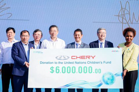 El 17 de octubre de 2023, Zhang Guibing (segundo desde la izquierda), Gerente General de Chery Internacional, y Amakobe Sande (primero desde la derecha), Representante del Fondo de las Naciones Unidas para la Infancia en China, anunciaron una cooperación de dos años.
