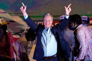 El candidato presidencial del Partido Republicano, José Antonio Kast, hace gestos a sus partidarios en la sede de su campaña luego de que cerraron las urnas y se anunciaron resultados parciales en Santiago, Chile, el domingo 21 de noviembre de 2021. (AP Foto/Esteban Felix)