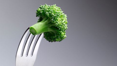 Así se debe comer el brócoli.