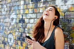Escuchar sonidos a alto volumen puede generar afectaciones en los oídos.