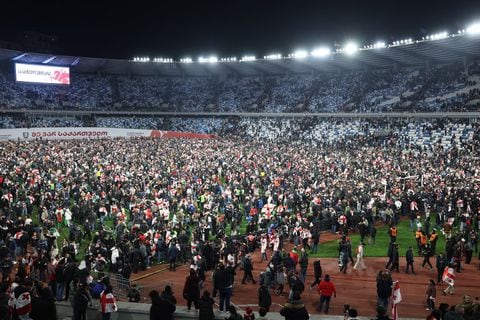 Los aficionados de Georgia invaden el campo después de que su equipo ganara el partido final de fútbol del play-off de clasificación para la UEFA EURO 2024 entre Georgia y Grecia en Tiflis, el 26 de marzo de 2024. (Foto de Giorgi ARJEVANIDZE / AFP)