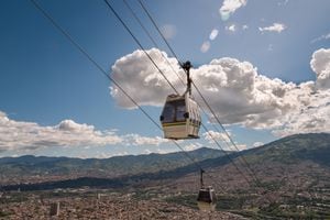 Teleférico de Medellín con la ciudad de fondo en un día soleado. Medellin colombia