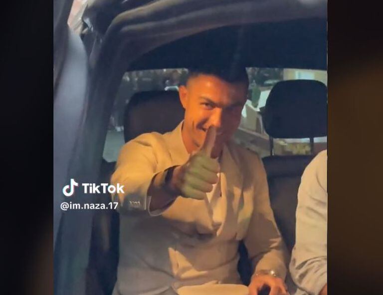 Cristiano Ronaldo respondiendo al saludo de un aficionado colombiano en Madrid.
