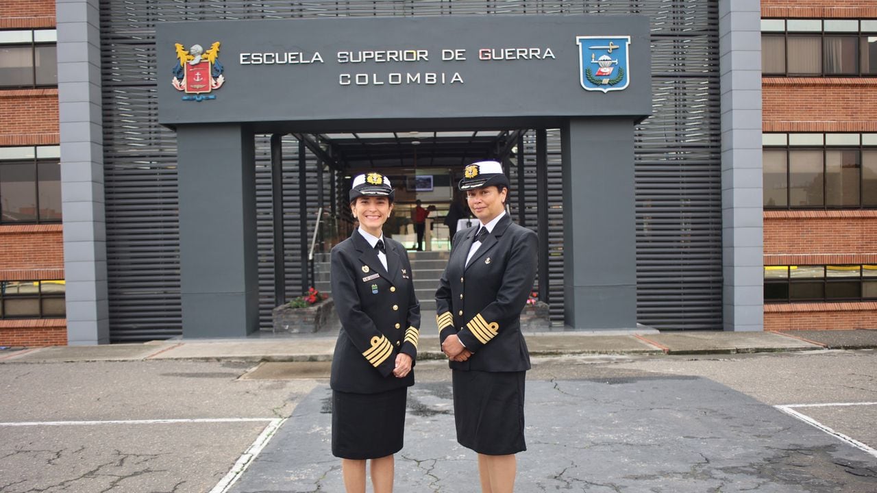 capitán de navío Beatriz Helena García Restrepo (izquierda) y Capitán de Navío Carolina Gómez del Castillo, quienes se convertirán en las primeras mujeres en llegar al grado de Almirante.