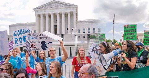     Muchos temen que la Corte Suprema reverse otras sentencias históricas como la del matrimonio gay. Un magistrado ya dejó la puerta abierta.