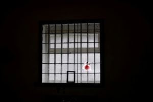 Un muñeco de trapo está pegado a la ventana de una celda en un centro de detención preliminar que, como dicen los ucranianos, fue utilizado por miembros del servicio ruso para encarcelar y torturar a personas antes de que se retiraran de Kherson, Ucrania, el 16 de noviembre de 2022.