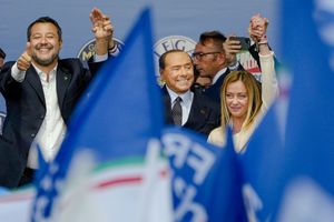 Desde la izquierda, Matteo Salvini de La Liga, Silvio Berlusconi de Forza Italia y Giorgia Meloni de Hermanos de Italia asisten al mitin final de la coalición de centro-derecha en el centro de Roma, el jueves 22 de septiembre de 2022. Los italianos votan el domingo por un nuevo Parlamento, y podrían elegir a su primer primer ministro de extrema derecha de la era de la posguerra. Si las encuestas de opinión se mantienen, Giorgia Meloni podría ser esa primera ministra, así como convertirse en la primera mujer en liderar un gobierno italiano. (AP Foto/Alessandra Tarantino)