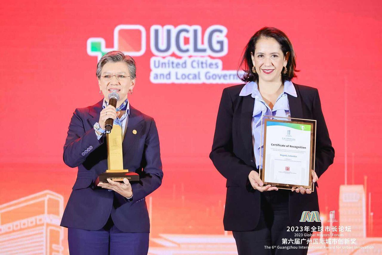 La alcaldesa Claudia López recibiendo el Premio Internacional de Innovación Urbana