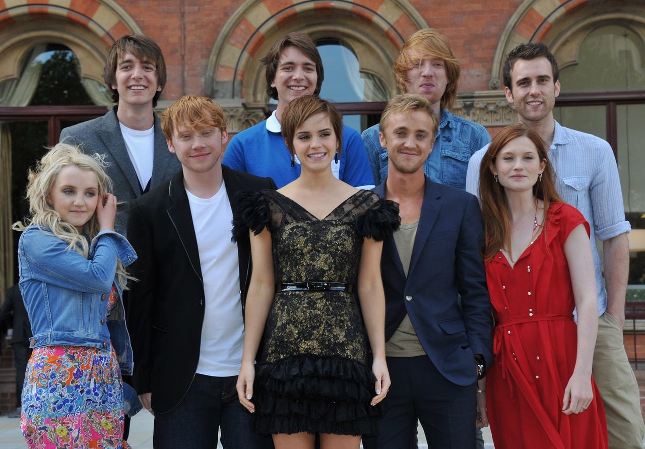 LONDON, ENGLAND - JULY 06:  Emma Watson, Rupert Grint, Evanna Lynch, Matt Lewis, Domnhall Gleeson, James Phelps, Oliver Phelps, Tom Felton and Bonnie Wright attend the 'Harry Potter And The Deathly Hallows Part 2 - Photocall' at St Pancras Renaissance Hotel on July 6, 2011 in London, England.  (Photo by Jon Furniss/WireImage)