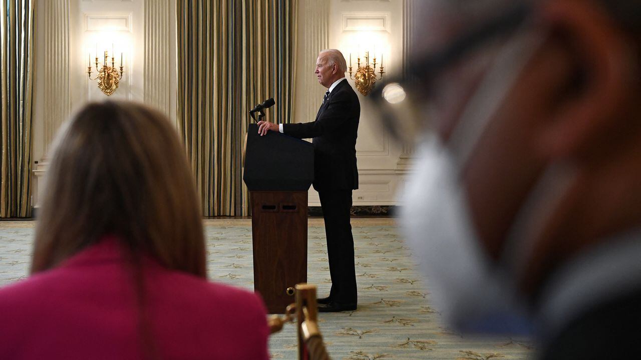 El presidente de los Estados Unidos, Joe Biden, pronuncia comentarios sobre los planes para detener la propagación de la variante Delta y aumentar las vacunas Covid-19 en el Comedor Estatal de la Casa Blanca, en Washington, DC, el 9 de septiembre de 2021 (Foto de Brendan Smialowski / AFP)